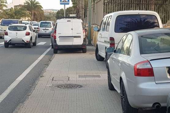 Vehículos aparcados sobre la acera en el Valle de Jinámar/TA.